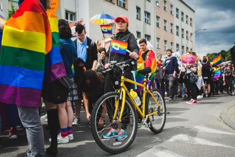 W Rzeszowie marsz środowisk LGBT został obrzucony jajkami