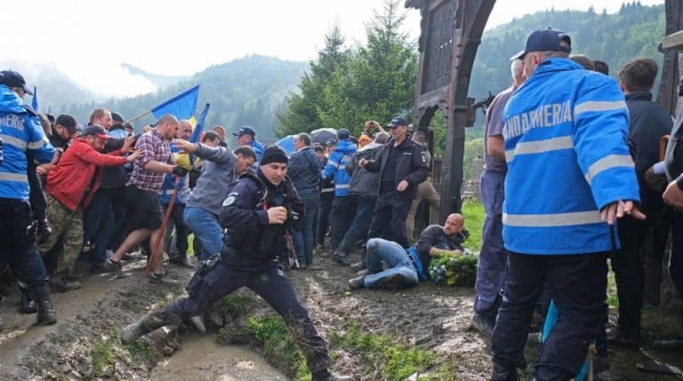 Węgrzy i Rumuni pobili się podczas ceremonii na cmentarzu
