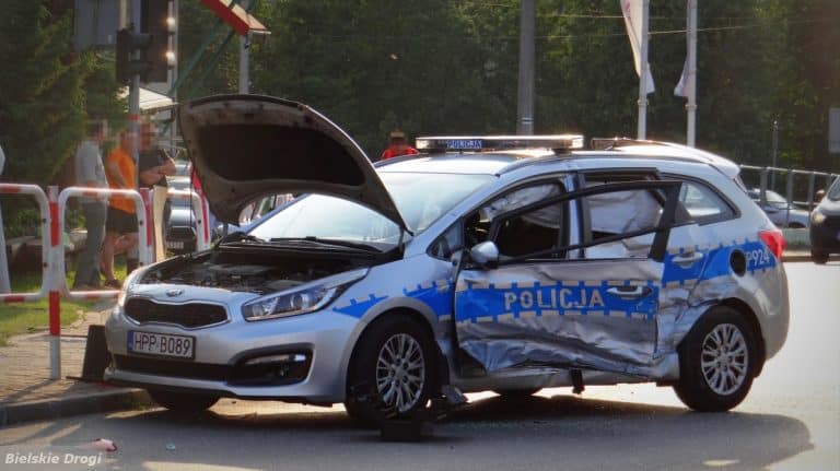 Policjanci z Bielska-Białej rozbili radiowóz, ścigając sprawcę porwania, ale żadnego porwania nie było