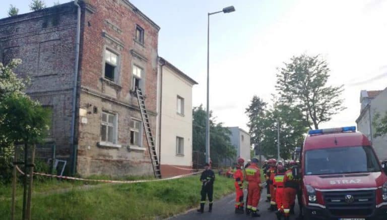 W Kaliszu runął strop kamienicy, ratownicy z psami przeszukali gruzowisko