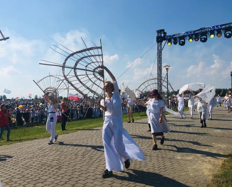 Kilkadziesiąt tysięcy młodych ludzi modli się na Polach Lednickich