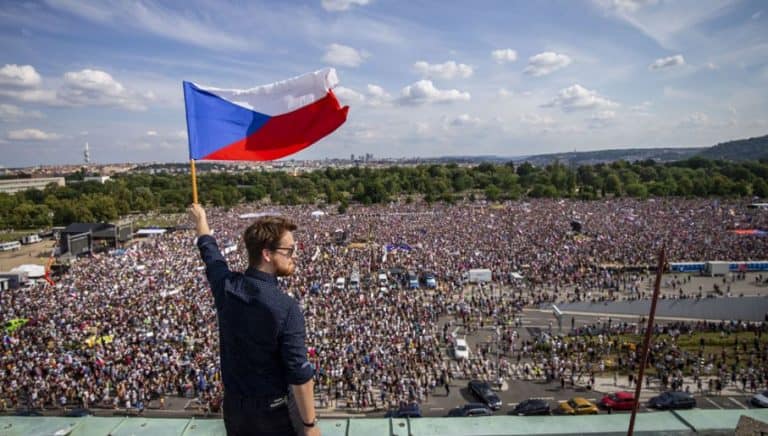 Ćwierć miliona ludzi na ulicach Pragi domaga się ustąpienia premiera Czech
