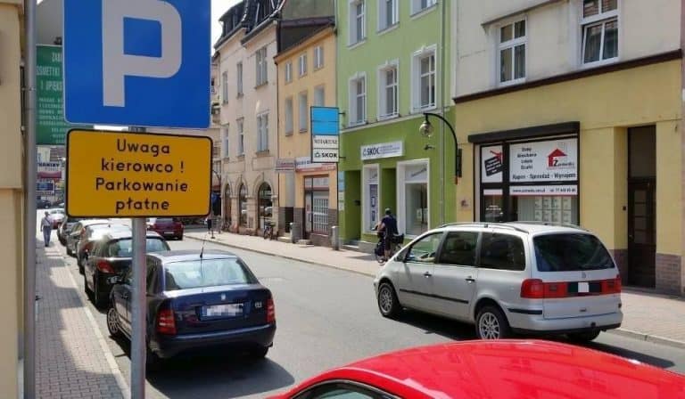 NIK przygląda się strefom płatnego parkowania: Miasta mogły nielegalnie pobierać opłaty
