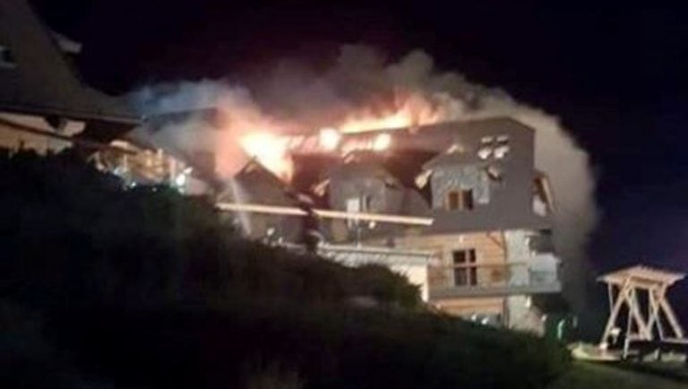 17 zastępów straży pożarnej walczyło z pożarem hotelu „Złoty Groń” w Istebnej