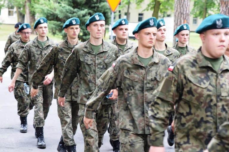 Absolwenci wojskowych klas mundurowych rozpoczęli służbę przygotowawczą w 1 Warszawskiej Brygadzie Pancernej