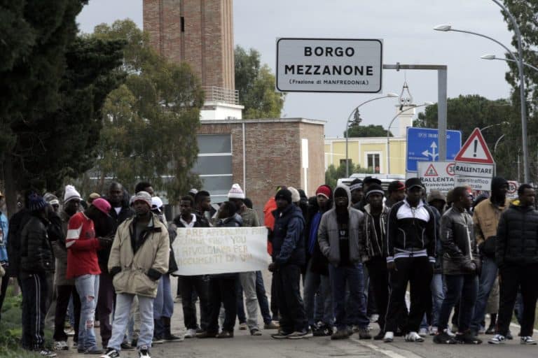 Zamknięcie ośrodka dla migrantów, kontrolowanego przez nigeryjską mafię
