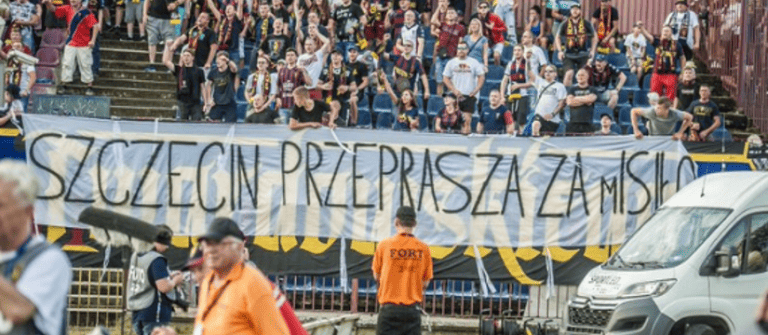 Podczas meczu kibice wywiesili transparent z napisem: „Szczecin przeprasza za mISIŁO”