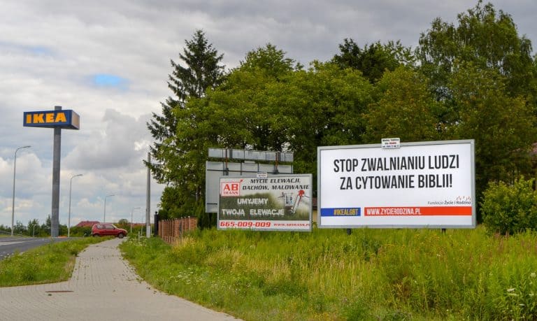 „Stop zwalnianiu ludzi za cytowanie Biblii” – taki billboard stanął przed IKEĄ