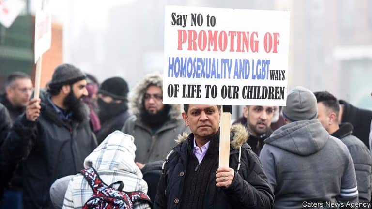 Muzułmanie protestują przeciw propagandzie LGBT w szkołach