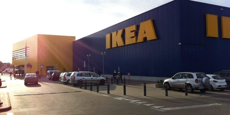 Kierowniczka w sieci IKEA, która zwolniła pracownika po zamieszczeniu przez niego na forum intranetowym cytatów z Biblii, usłyszała zarzut