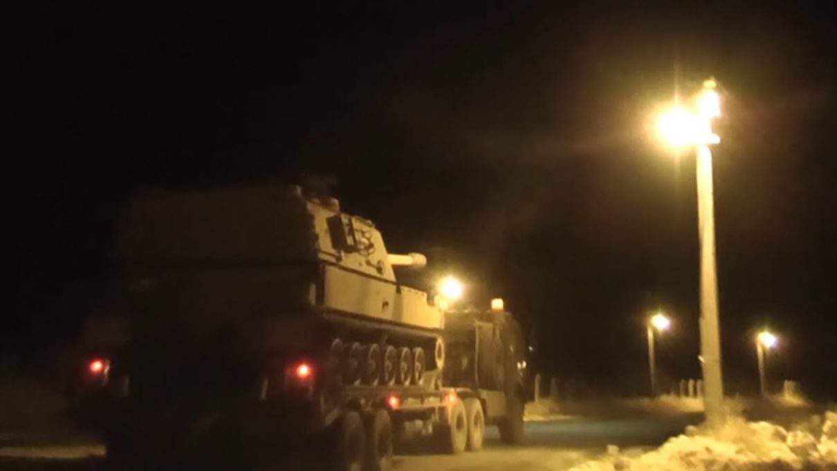 Turcy przerzucają ogromne ilości wojska w rejony graniczące z Syrią