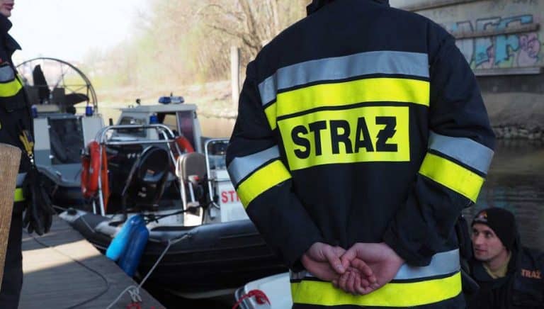 Strażacy ustawili zapory, aby uniemożliwić spływanie nieznanej substancji do Wisły