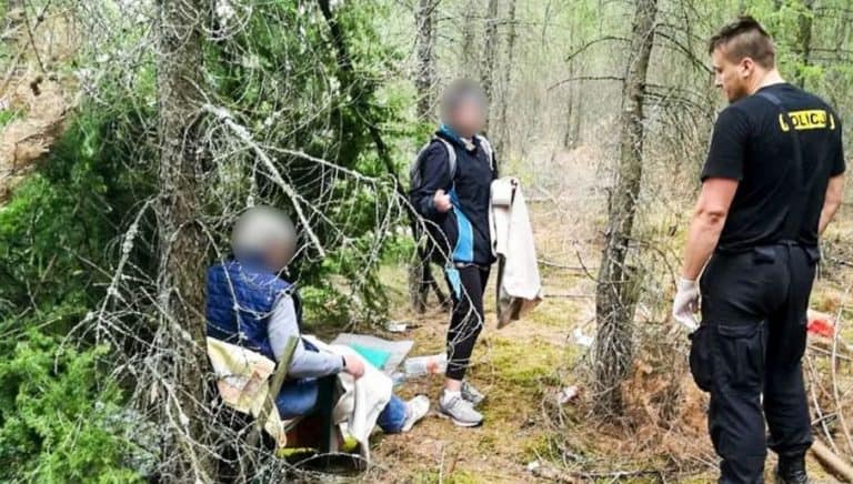 Lokatorki mieszkania, w którym wybuchł gaz, ukrywały się, koczując w szałasie