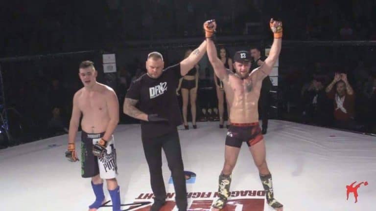 Poważny stan zawodnika MMA, który został ugodzony nożem, gdy stanął w obronie kobiety