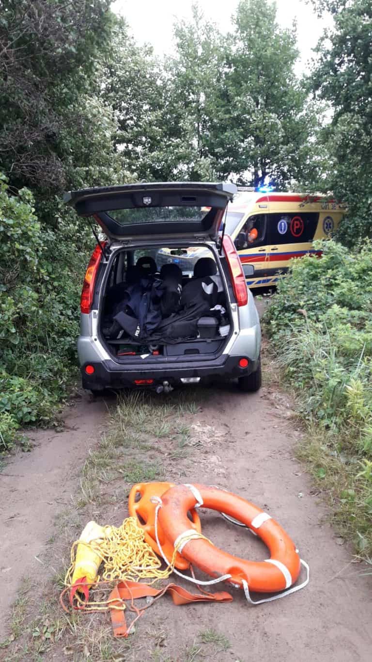 Uciekając przed policjantami, wskoczył do wody i… zaczął się topić