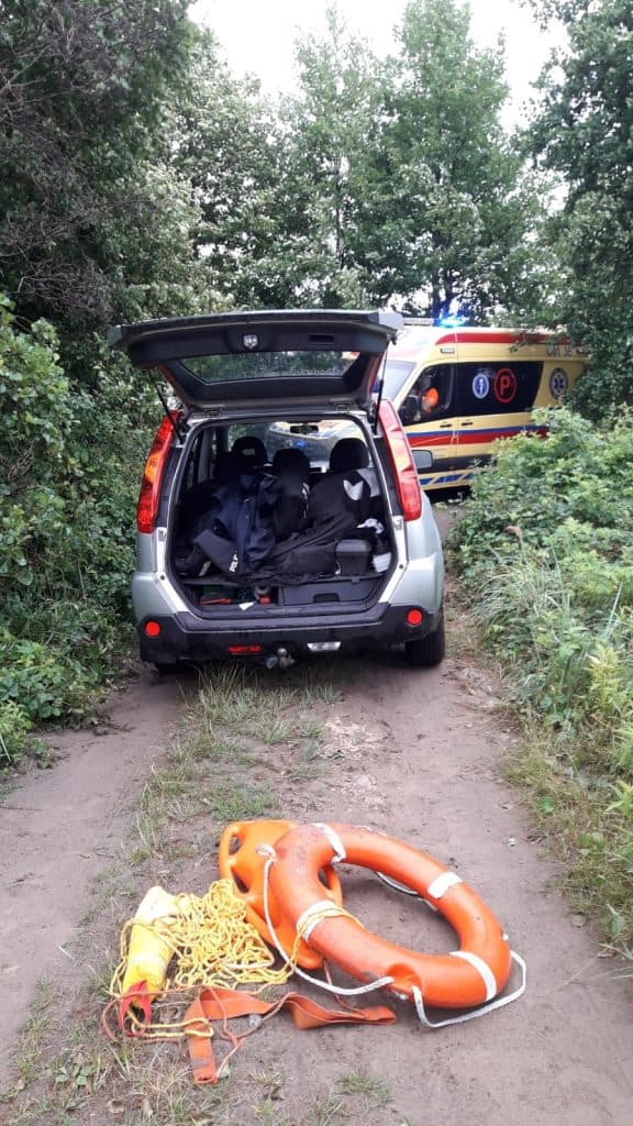 Uciekając przed policjantami, wskoczył do wody i… zaczął się topić