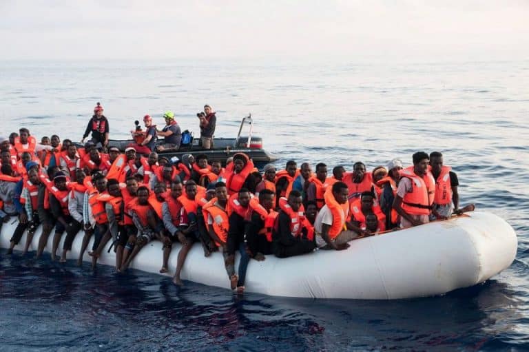 Włoskie okręty wojskowe będą pilnować brzegów przed statkami wiozącymi imigrantów