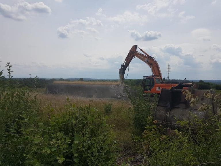 Smutny widok – burzone są fortyfikacje Obszaru Warownego „Śląsk”