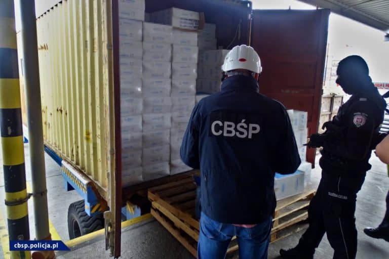 Funkcjonariusze CBŚP i KAS przejęli 15 mln szt. papierosów i 20 ton tytoniu