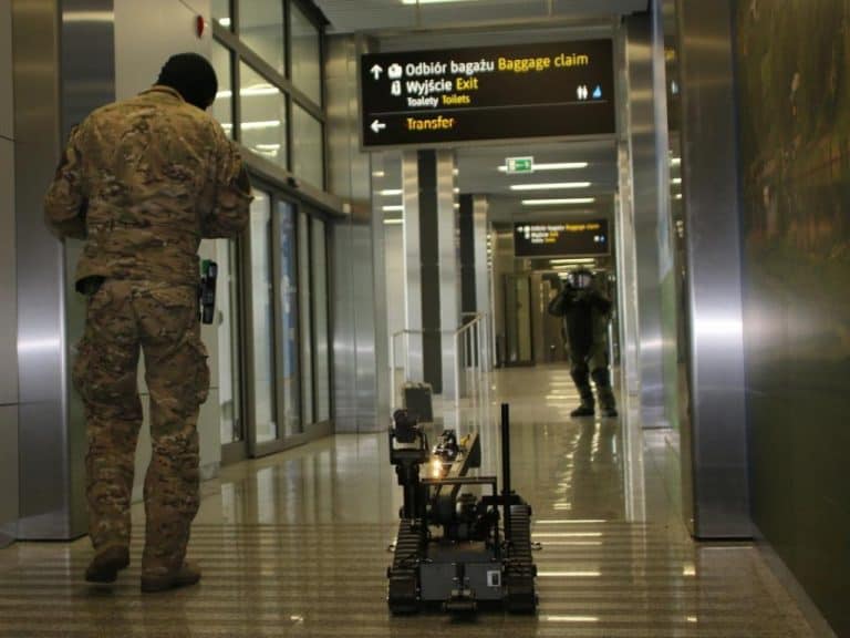 Na wrocławskim lotnisku jeden z pasażerów ukraińskiego pochodzenia poinformował funkcjonariuszy, że… może mieć bombę