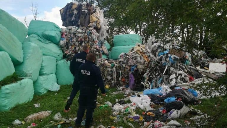 W Zabrzu policja zatrzymała ciężarówkę przewożącą nielegalne śmieci z Niemiec do Polski