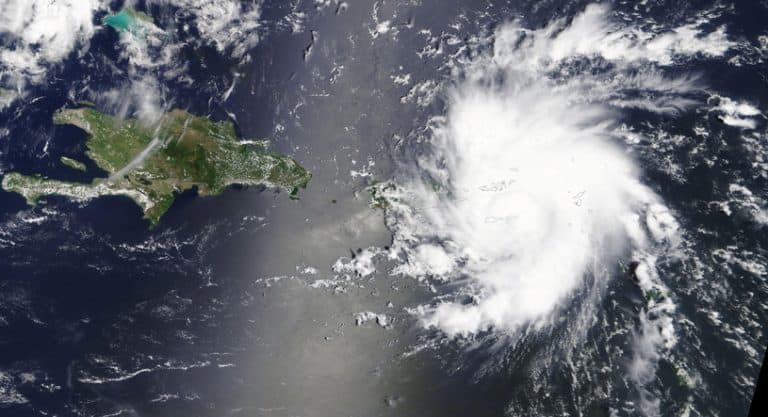 Huragan Dorian zbliża się do Wysp Bahama, wiatr wieje z prędkością 225 km/h
