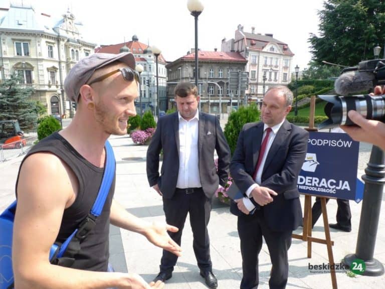 W Bielsku-Białej podczas zbierania podpisów członkowie Konfederacji zostali zaatakowani