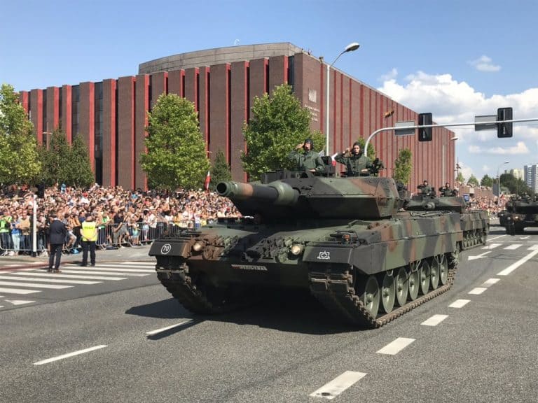 Ponad 200 tysięcy osób zgromadziła katowicka defilada „Wierni Polsce”