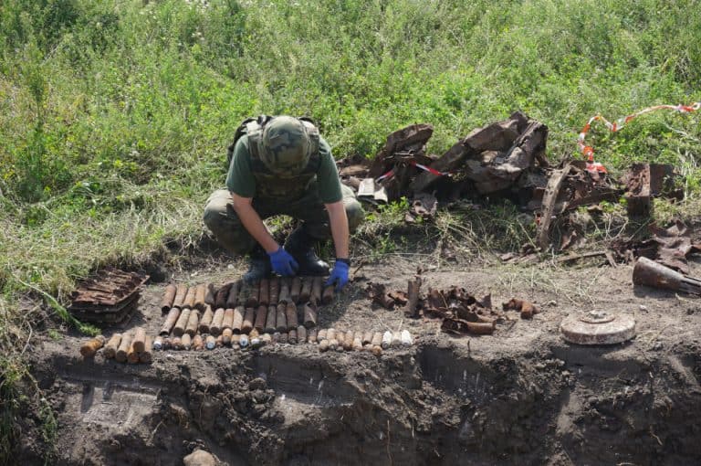 Dwa działka przeciwlotnicze, minę przeciwpancerną i przeszło 250 pocisków przeciwlotniczych znaleziono podczas remontu drogi krajowej