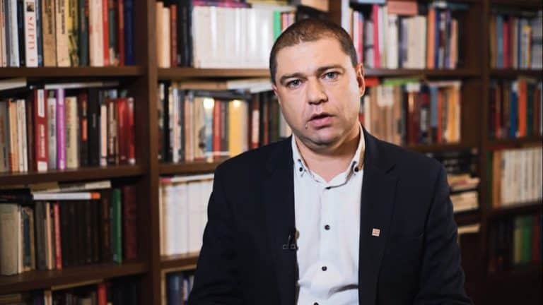 Piotr Szumlewicz domaga się usunięcia krzyża z Giewontu