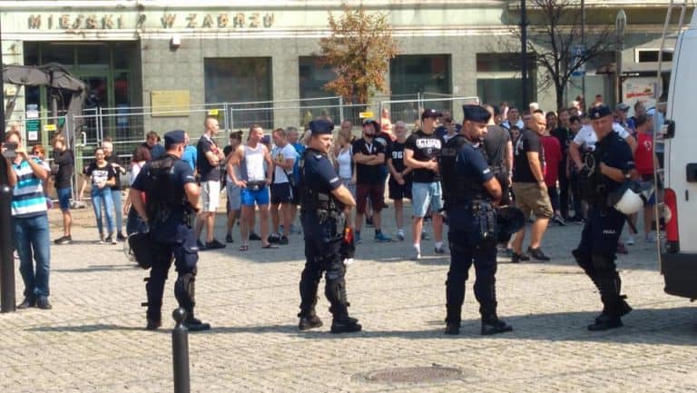 W „Marszu Równości” w Zabrzu wziął udział jeden uczestnik, przyszło za to sporo przeciwników