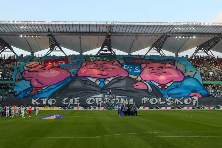 Kibice Legii Warszawa wywiesili oprawę uderzającą w wszystkie siły polityczne w Polsce
