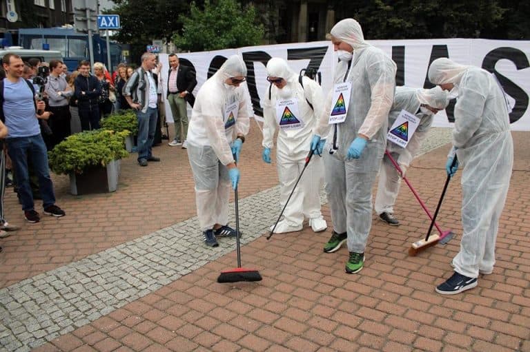Członkowie Młodzieży Wszechpolskiej postanowili „posprzątać” ulice po przemarszu parady LGBT