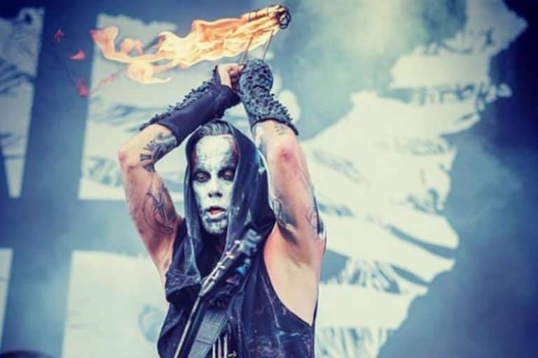 „Nergal” opublikował zdjęcie na którym depcze obraz Matki Boskiej
