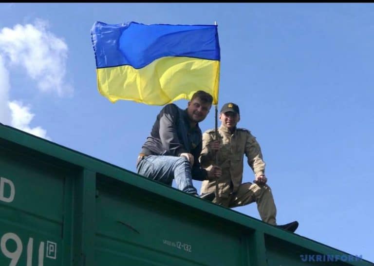 Siemienczenko ze swoimi ludźmi znów blokuje tory kolejowe, uniemożliwiając transport rosyjskiego węgla