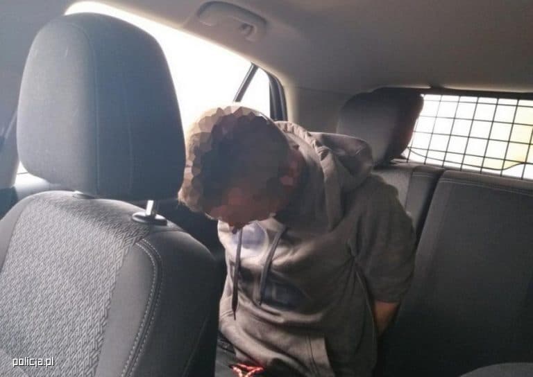 Wjechali samochodem w próbujących ich zatrzymać policjantów, padły strzały