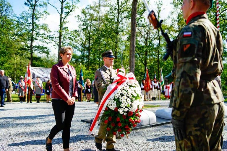 Na Polanie Śmierci pod Starym Grodkowem oddano hołd zamordowanym tam żołnierzom „Bartka”