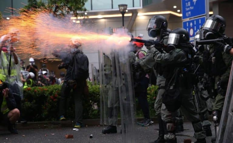 W Hong Kongu policjant postrzelił 14-latka