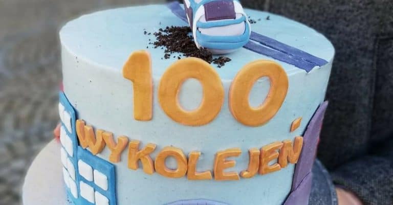 Prezydent Wrocławia otrzymał od społeczników tort z okazji… setnego wykolejonego tramwaju…