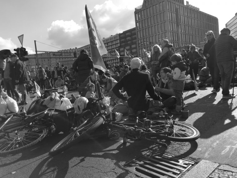 Eko-aktywiści sparaliżowali ruch w centrum Berlina