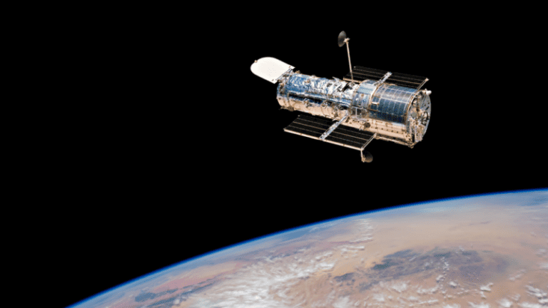 Hubble zwrócił oko na odkrytą niedawno, międzygwiezdną kometę