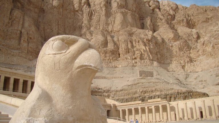 Koło Luksoru archeolodzy odkryli skrytkę z sarkofagami sprzed 3000 lat