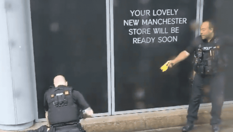 Atak nożownika w centrum handlowym w Manchesterze