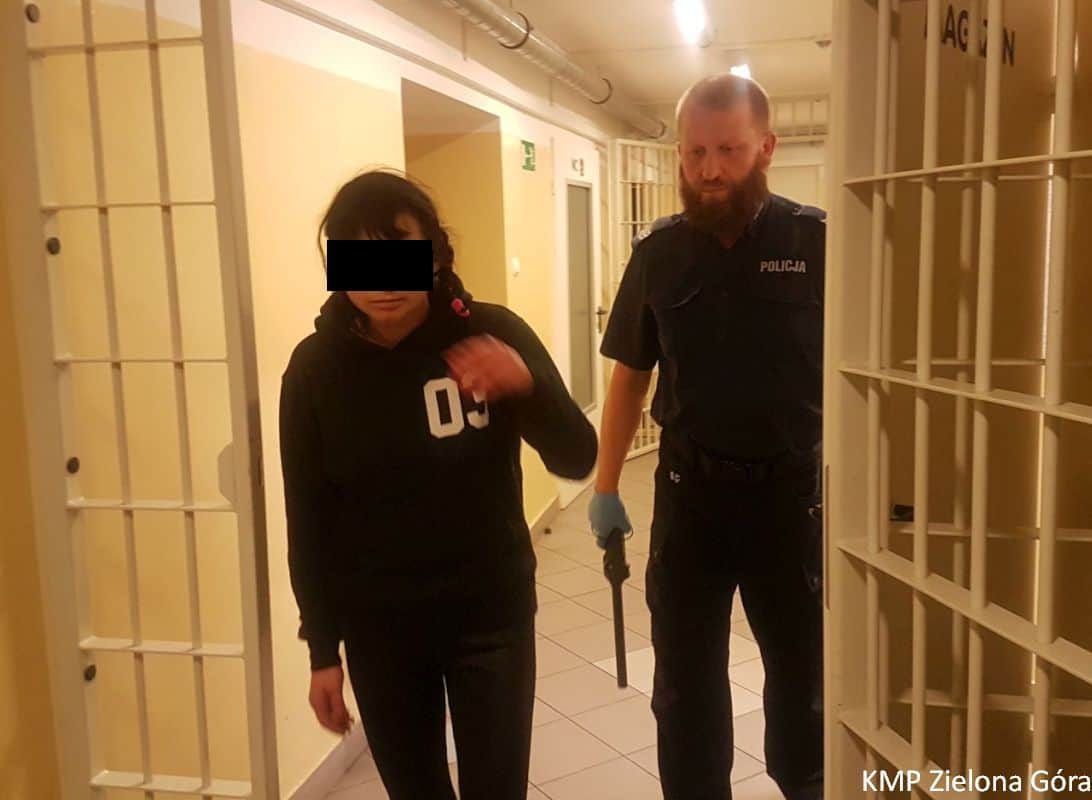 Zielonogórscy policjanci zatrzymali pięć osób w sprawie o wyłudzenie pieniędzy od starszej kobiety metodą „na policjanta”.