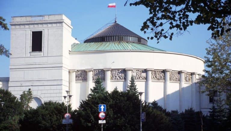 Ostatni w tym roku sondaż poparcia dla partii politycznych