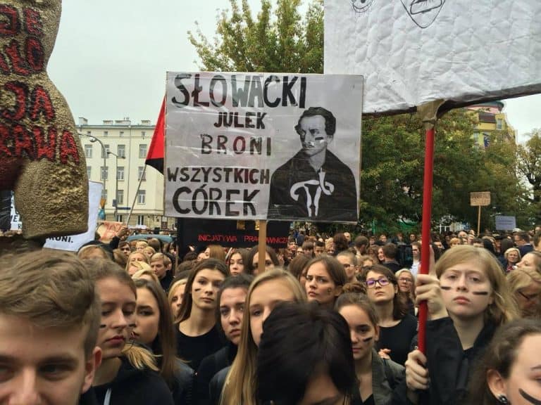 Jak to w końcu jest z tą obroną kobiet?