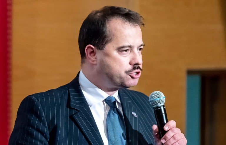 Artur Zawisza, który jadąc bez prawa jazdy potrącił rowerzystkę, usłyszał zarzuty