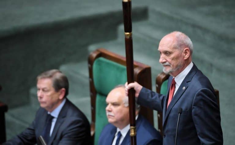 Marszałek senior Antoni Macierewicz w trakcie swojego przemówienia nawiązał do walki z ideologią gender oraz wartości chrześcijańskich