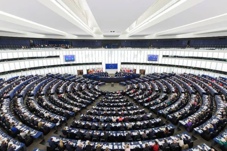 Parlament Europejski znów atakuje Polskę za projekt ustawy „Stop pedofilii”