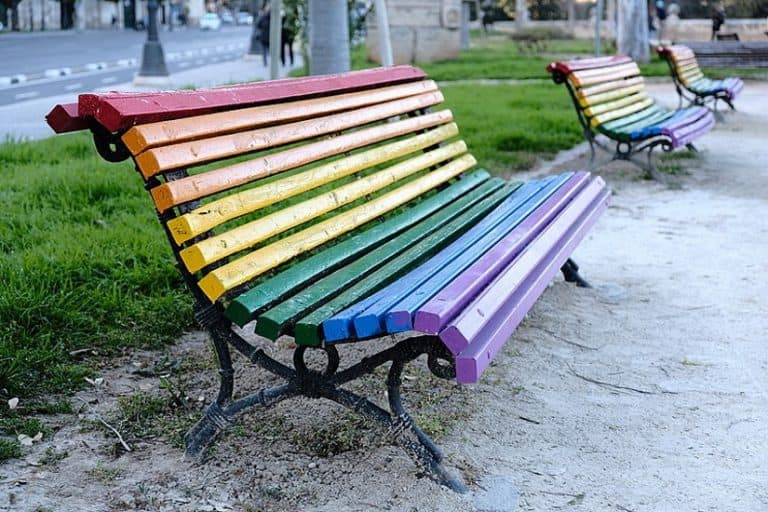 W Kielcach zostaną zainstalowane tęczowe ławki…